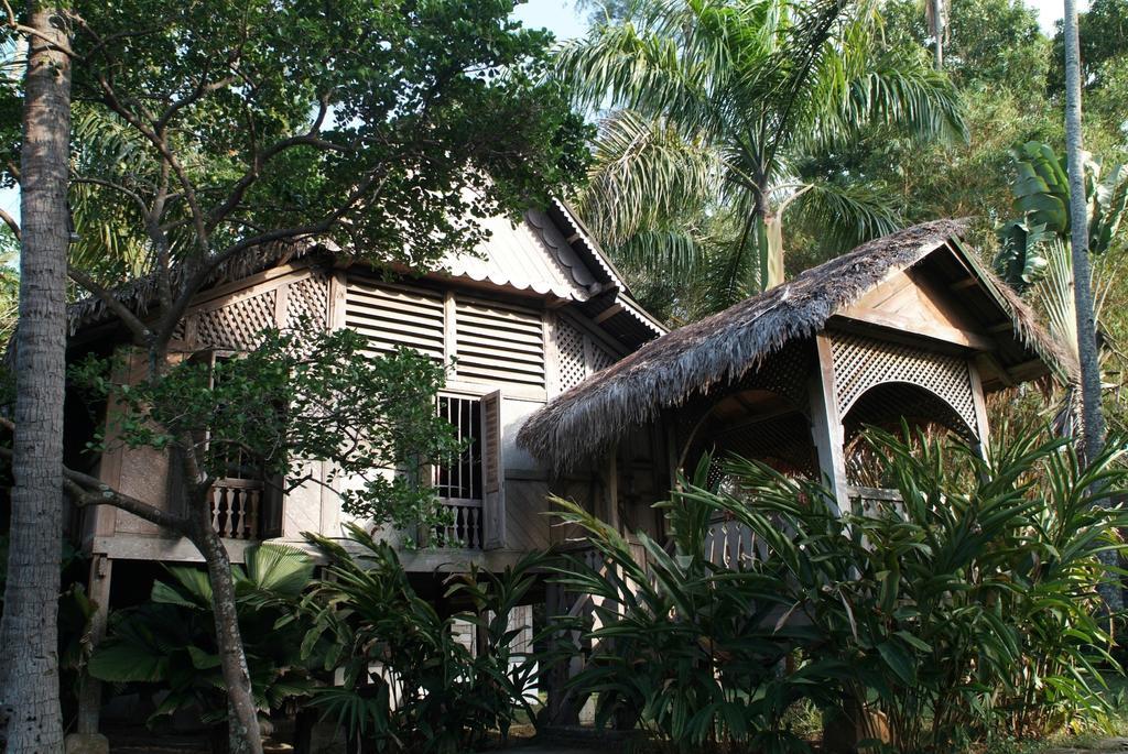 Bon Ton Antique Wooden Villas Pantai Cenang  Extérieur photo